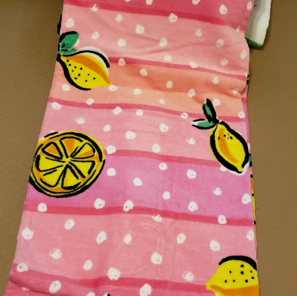 Betsey Johnson Beach Towel 28 in x 58 in - Picture 2 of 7